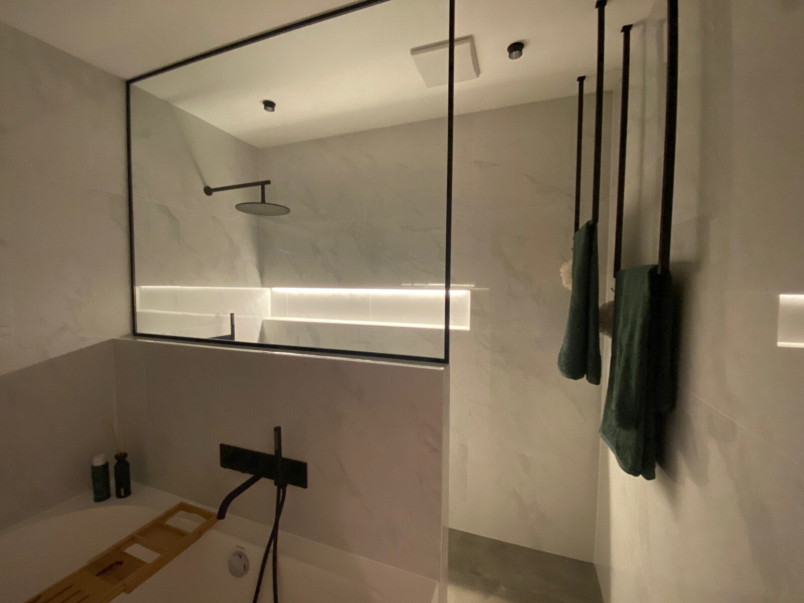 Badezimmer mit Fliesen